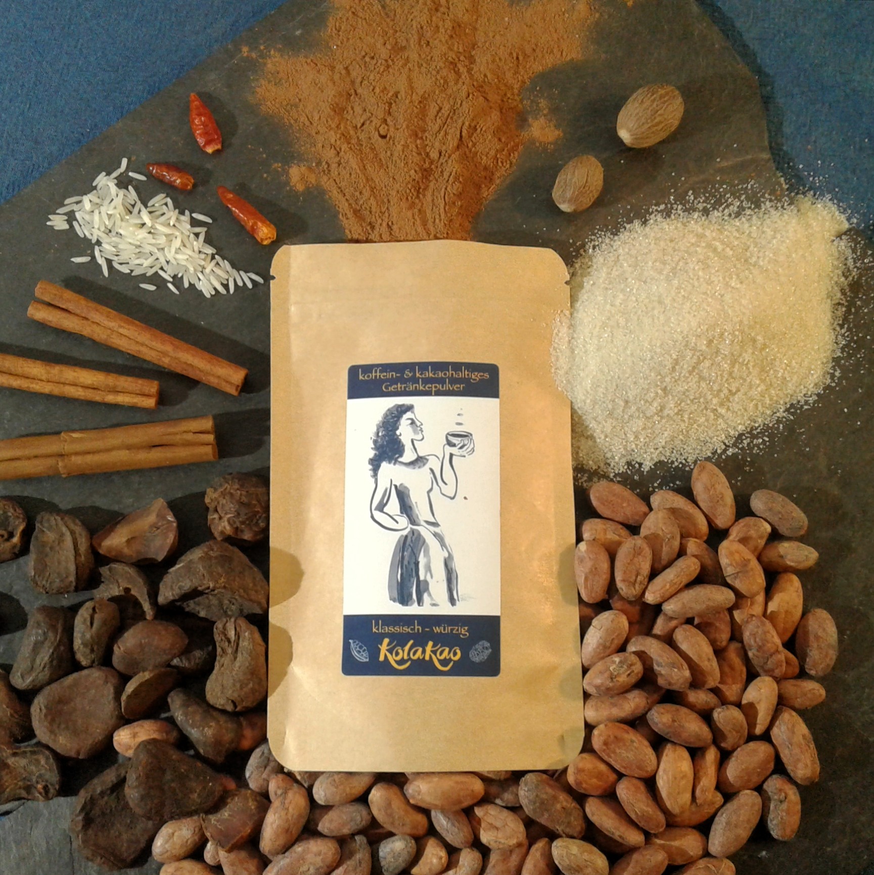 Die getrockneten Rohstoffe von KolaKao klassisch-würzig: Kolanuss, Rohrohrzucker, Kakao, Zimt, Reis, Muskatnuss & Chilli.