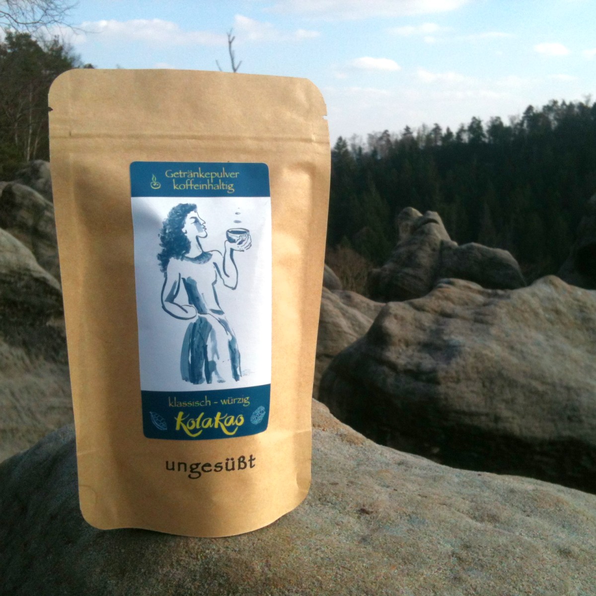 Eine kleine Packung KolaKao klassisch-würzig ungesüßt steht auf den bizarren Sandsteinen des Carolafelsens in der Sächsischen Schweiz.
