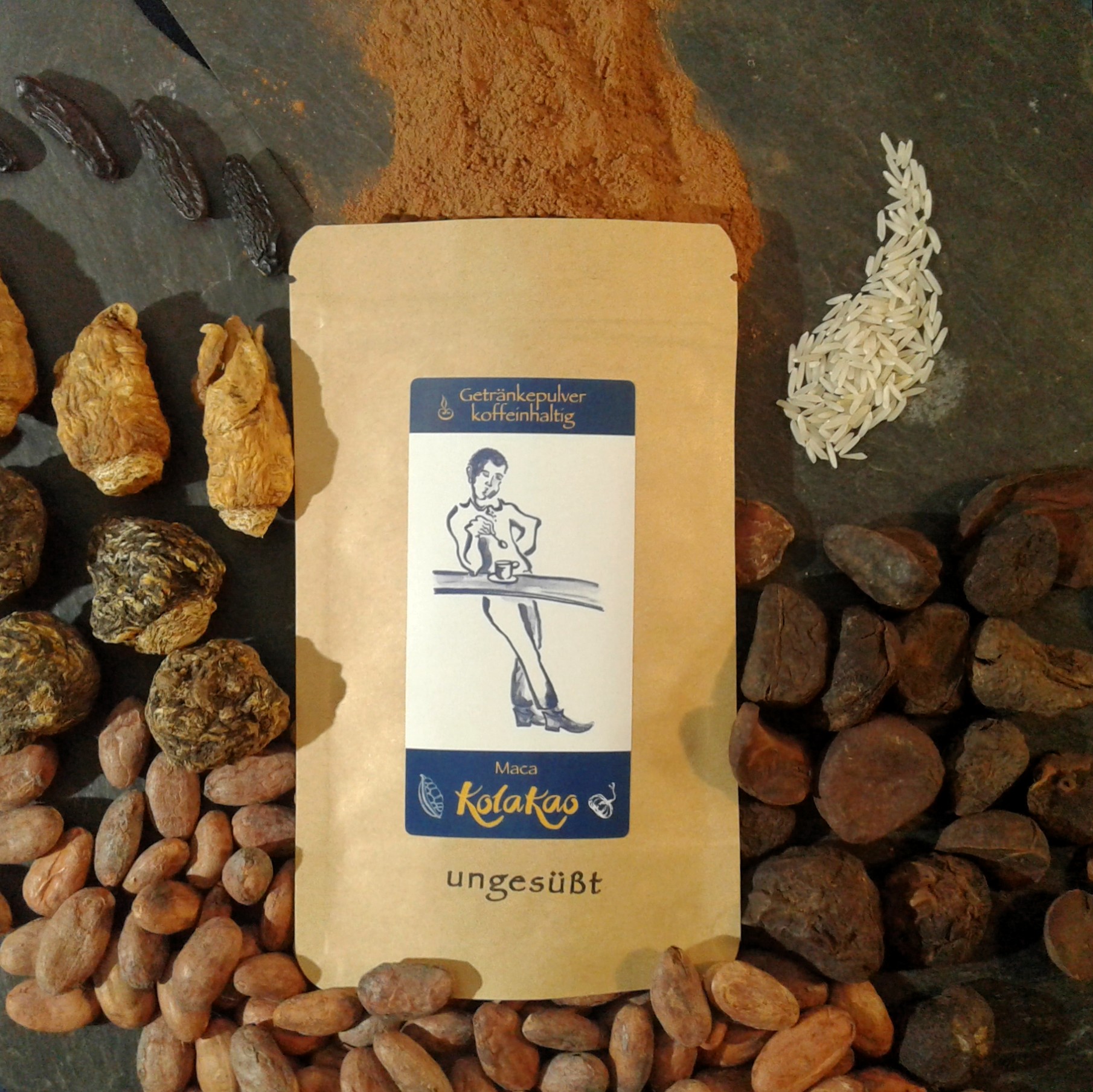 Die getrockneten Rohstoffe von KolaKao Maca ungesüßt: 47% Kolanuss, Kakaobohne, 15% Maca, Reis & Tonkabohne.