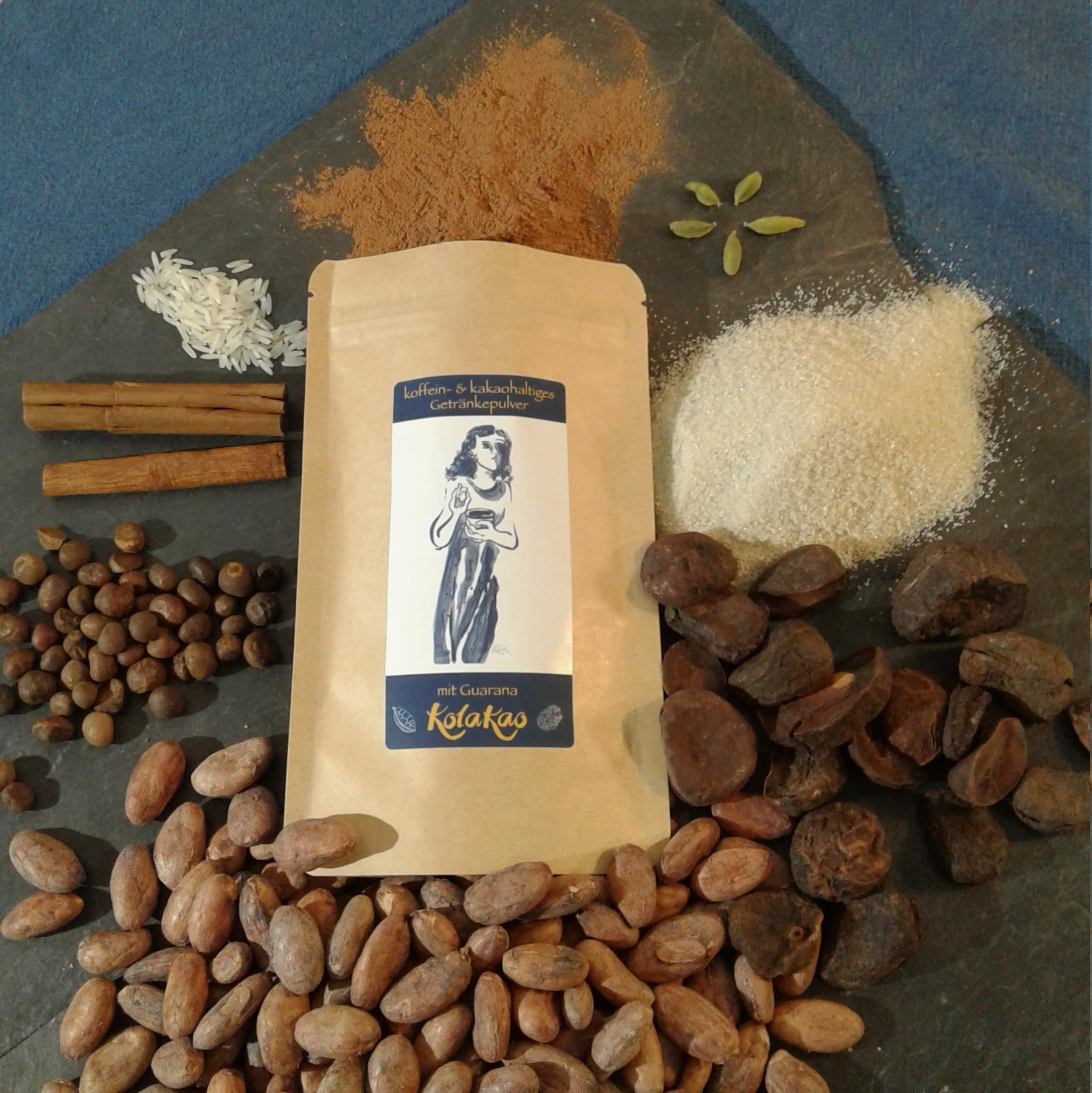 Die getrockneten Rohstoffe von KolaKao Guarana: 31% Kolanuss, Kakaobohnen, Rohrohrzucker, 4% Guaranasamen, Zimtstangen, Reis & Kardamomkapseln.