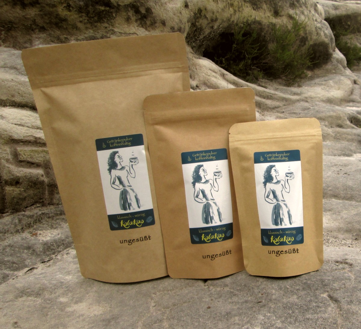 Am Fuße des Falkenstein in der Sächsischen Schweiz stehen die 3 Packungsgrößen (600g, 200g, 80g) von KolaKao klassisch-würzig ungesüßt.